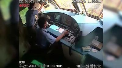 铁路线上拍照？危险且违法