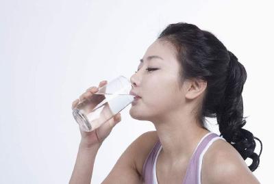 一喝水就尿多，这表示肾脏好，还是不好？告诉你答案