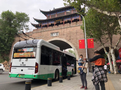 武汉电车载市民巡游 倡低碳绿色出行  