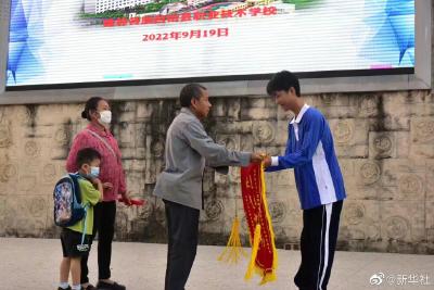 百色失控滑板男童家人送锦旗感谢少年 当地交警颁发见义勇为奖