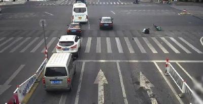电动车被撞索要10万医疗费 交警：闯红灯自己全责