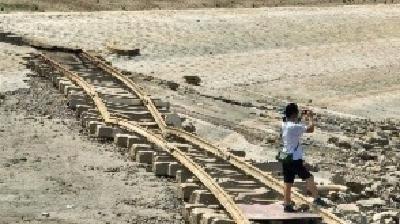 长江水位持续降低，粤汉铁路旧轨道露出水面