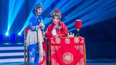 浸在川剧之魅中的年轻演员们