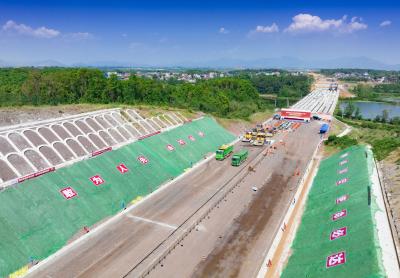 开始路面工程施工！武阳高速有了最新进展