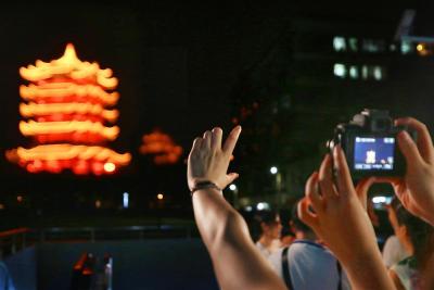 观赏明月，远眺名楼，中秋夜武汉这个地铁站火了