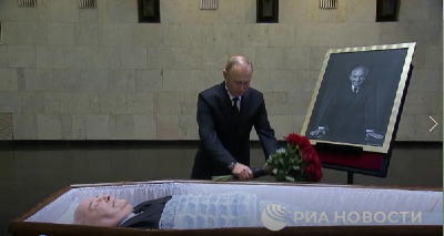 俄媒：普京与戈尔巴乔夫遗体告别，献花并鞠躬后离开