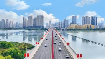 10万面国旗陆续悬挂武汉街头