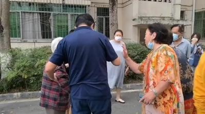 成都一老人排队核酸不愿插队 众人谎称按年龄排让其尽快完成采样