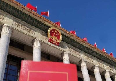 中外记者排队进场等待政治局常委见面会