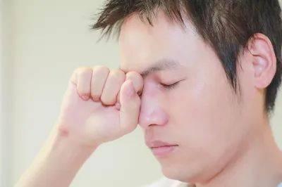 异物眯眼勿乱揉，正确做法先清洗！