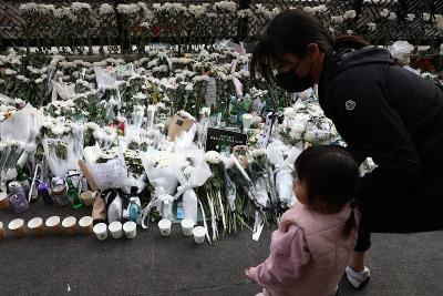 韩国各地悼念踩踏事故遇难者，警方已对44名目击者进行调查