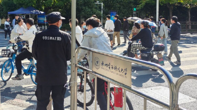 保安大叔资助学生17年谎称自己很富