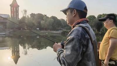 钓手立功！湖中凶猛的鳄雀鳝被钓起来了