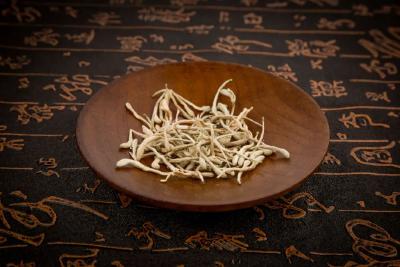 这种花，清热解毒、疏散风热，如金似银！