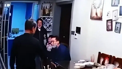 人民网评家长上门掌掴男童：鲁某某愤怒的一巴掌，打掉了什么