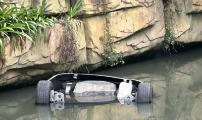 叫叉车将占位车辆扔进河里，这是维权的反面教材