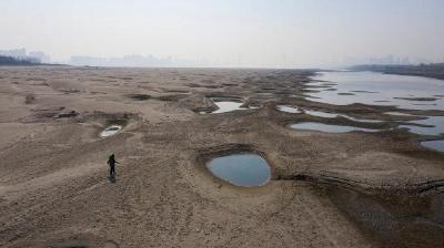 长江流域进入枯水期，天兴洲大片河滩裸露