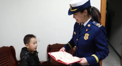 电暖器起火！看7岁男孩如何操作！