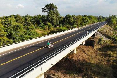 中企改扩建的柬埔寨公路通车