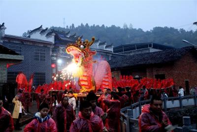 云上咸宁——通山百年“板凳龙”舞出浓浓年味