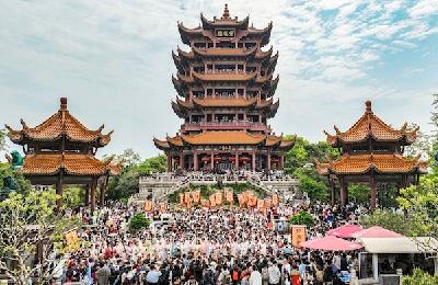 数万游客赴黄鹤楼花朝盛宴