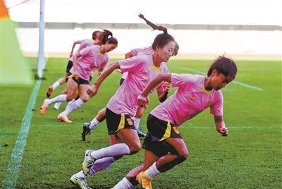 中国女足出征世界杯 “朝着目标努力攀登”