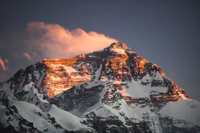 第二次青藏科考队精确测量珠峰顶部积雪厚度