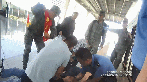 还没入伍，新兵就在火车站立功了！