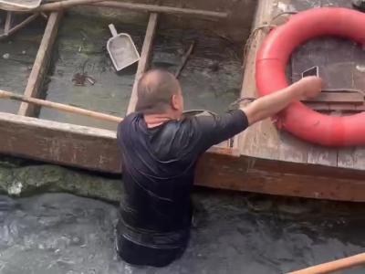 “你是我的英雄！”武汉民警下湖帮游客捞出手机