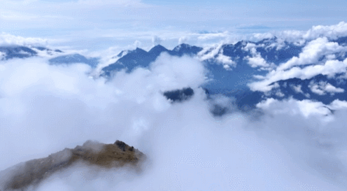 湖北巴东：雨后小神农架，云雾缭绕美如画