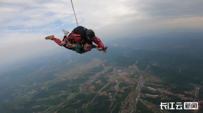 十堰市首次机降高空跳伞在竹山首跳成功
