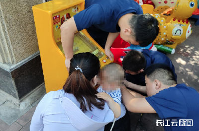 儿童被卡事件频发 武汉消防员紧急救援