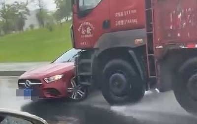 泸州交警通报大货车雨中顶推奔驰行驶：货车司机有4分钟在打电话