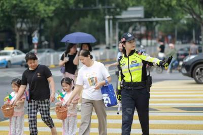 国庆假期 畅游武汉 全市交警日夜守护