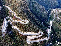 湖北襄阳：公路秋景美如画