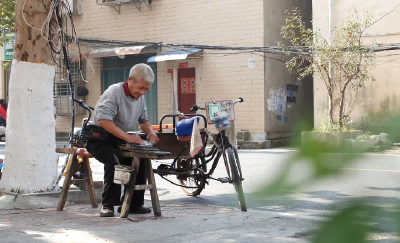 襄阳南漳：七旬老人殷全才 坚守磨刀老手艺