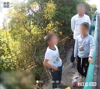 太危险！跑上高速隔离带捡“烟卡”俩小孩被群众和交警拦下