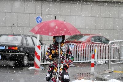 下半年首场寒潮过程即将来袭 明起中东部大风降温雨雪齐至