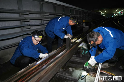 寒潮来袭，武汉地铁给钢轨道岔安装“暖宝宝”