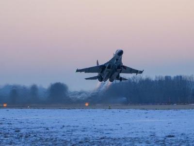 战鹰列阵！空军战机与雪山绝美同框