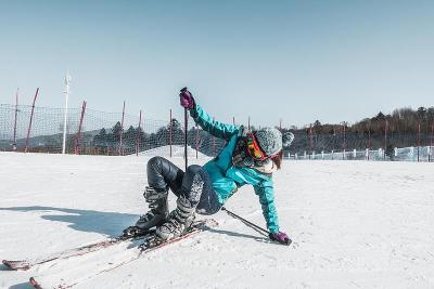 冰雪季迎来滑雪热！医生提醒：充分热身以预防滑雪损伤