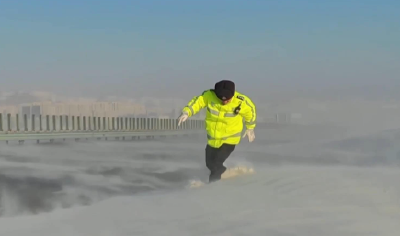 惊险！乌鲁木齐部分高速路段出现风吹雪