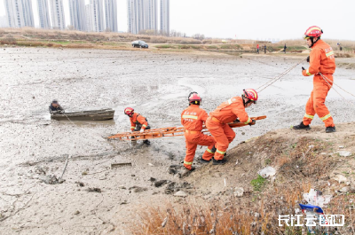 六旬爹爹下塘“摸鱼”被困泥潭 消防员紧急营救