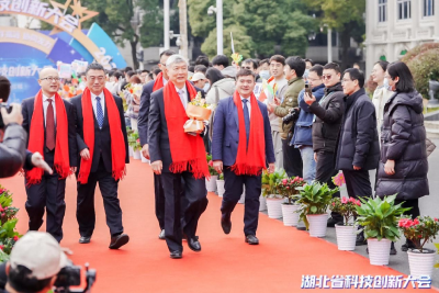 今天，湖北以最高礼遇致敬最“牛”的人