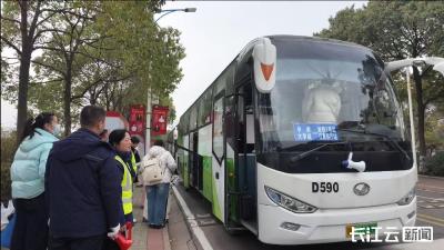 为方便大学生回家过春节，定制公交开到大学寝室楼下  