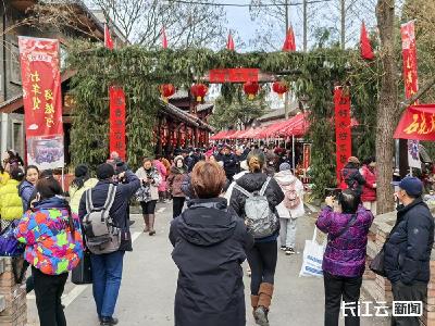 襄阳谷城：万人游堰河打年货 腊八节“食”足年味浓