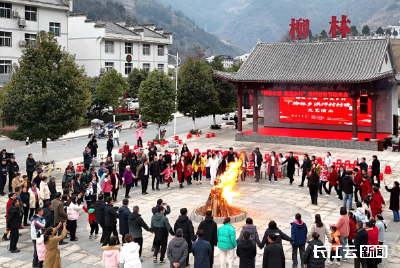 十堰竹山：篝火“村晚”迎新年