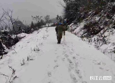 十堰竹山：浴“雪”奋战保供电点亮万家迎新春