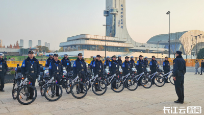 在武汉江汉关广场丢失了身份证的朋友，城管喊你速来认领