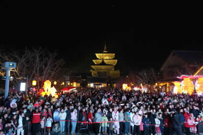 黄梅东山问梅村：戏韵花灯闹元宵 吸引众多游客共度佳节